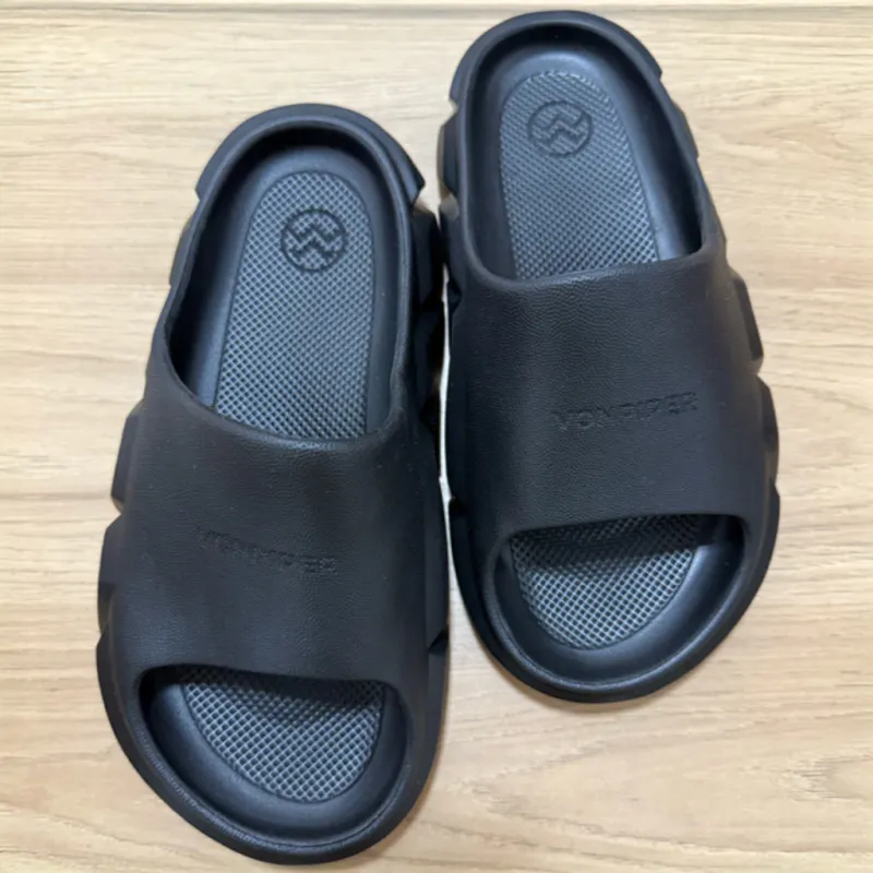 Cloudy Square Black Flip Flops - Stylish Summer Sandals for Ultimate Comfort and Versatility