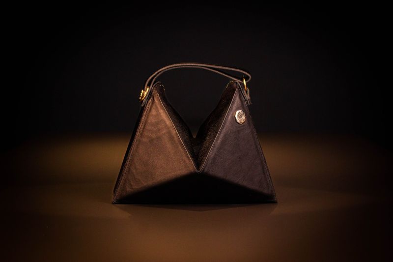 QUASAR - BLACK LEATHER 