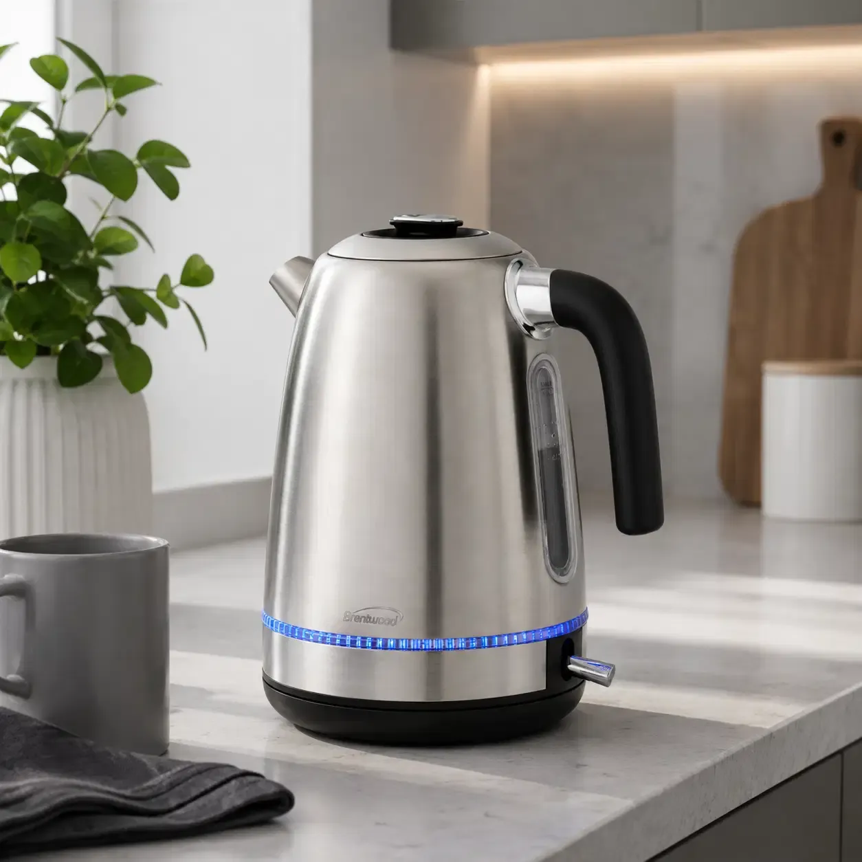 Brentwood Cordless Electric Kettle, 1.7 L / 7 Cups, 1,500W, 360° Swivel Base, Metallic Black &amp; Silver (KT-1792S)