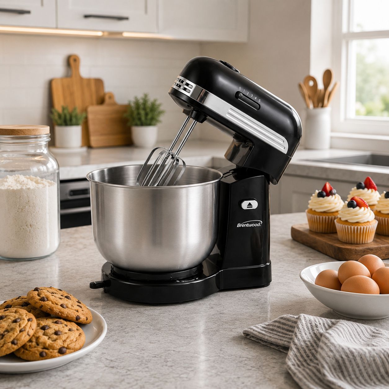 Brentwood Appliances 5-Speed Stand Mixer with 3-Quart Stainless Steel Bowl, Beaters &amp; Dough Hooks, Black (SM-1162BK)