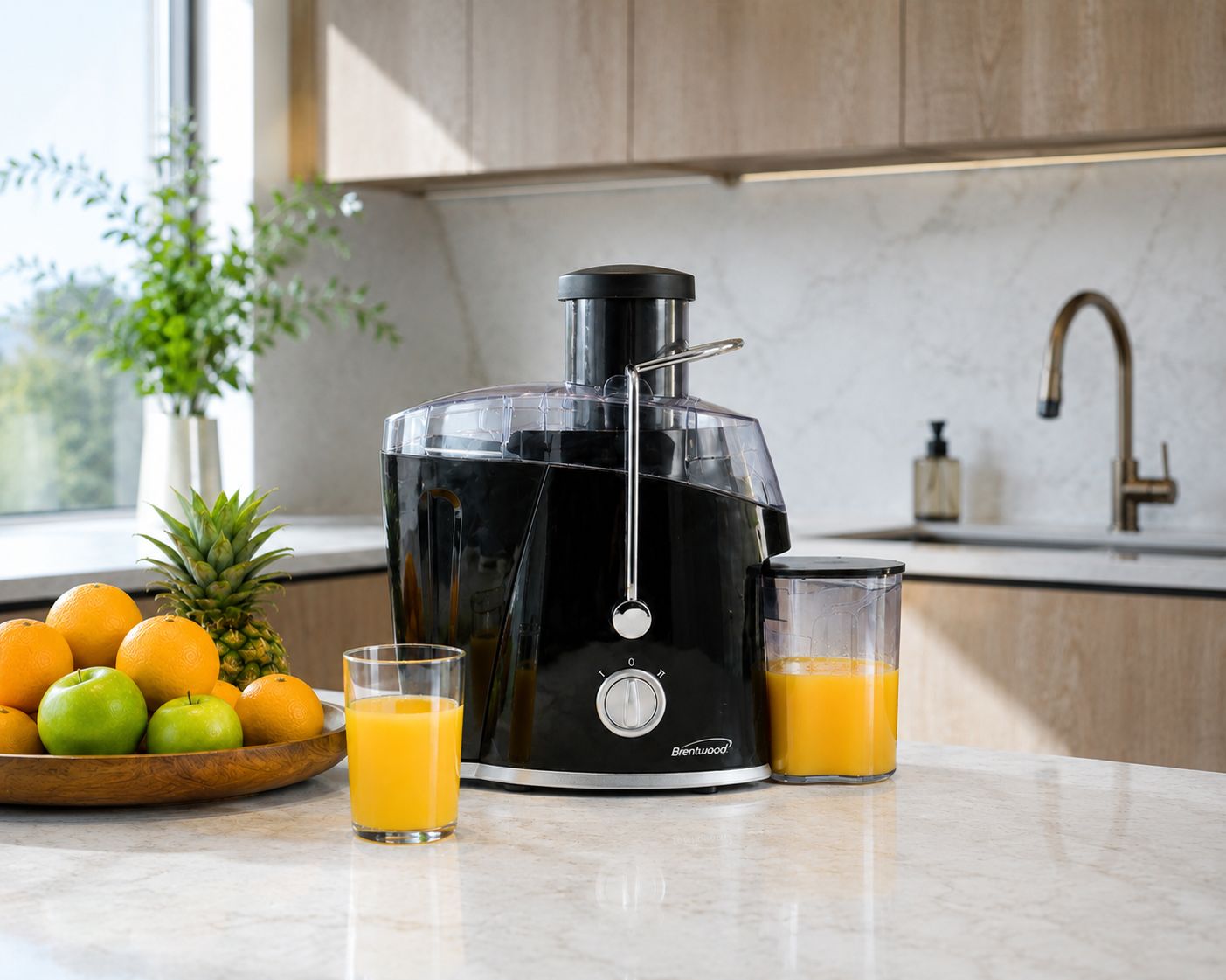 Brentwood Juice Extractor with Extra-Wide Feeder, 2-Speed 400W, Graduated Juice Jar, Black (JC-452B)