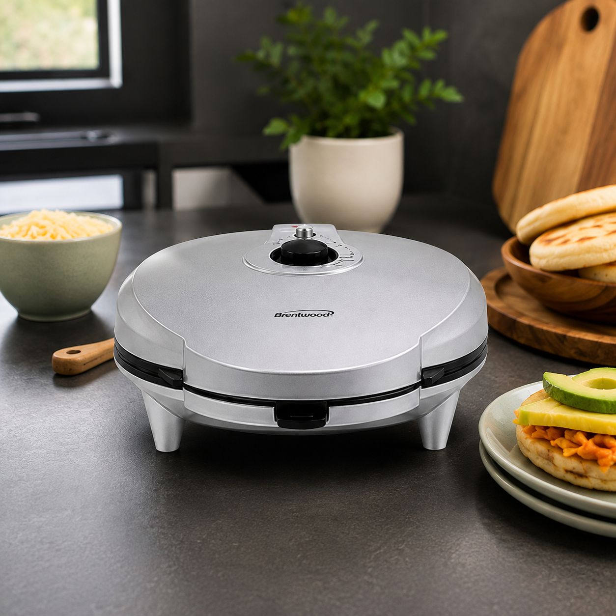 Brentwood 6-Piece Non-Stick Arepa Maker – Cooks Both Sides Simultaneously, Adjustable Heat Control, Cool-Touch Housing, Silver (AR-136)