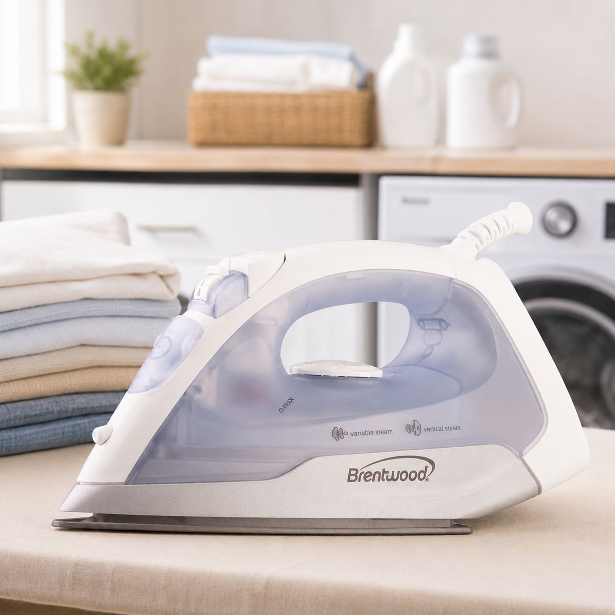BRENTWOOD Non Stick Steam Iron in White