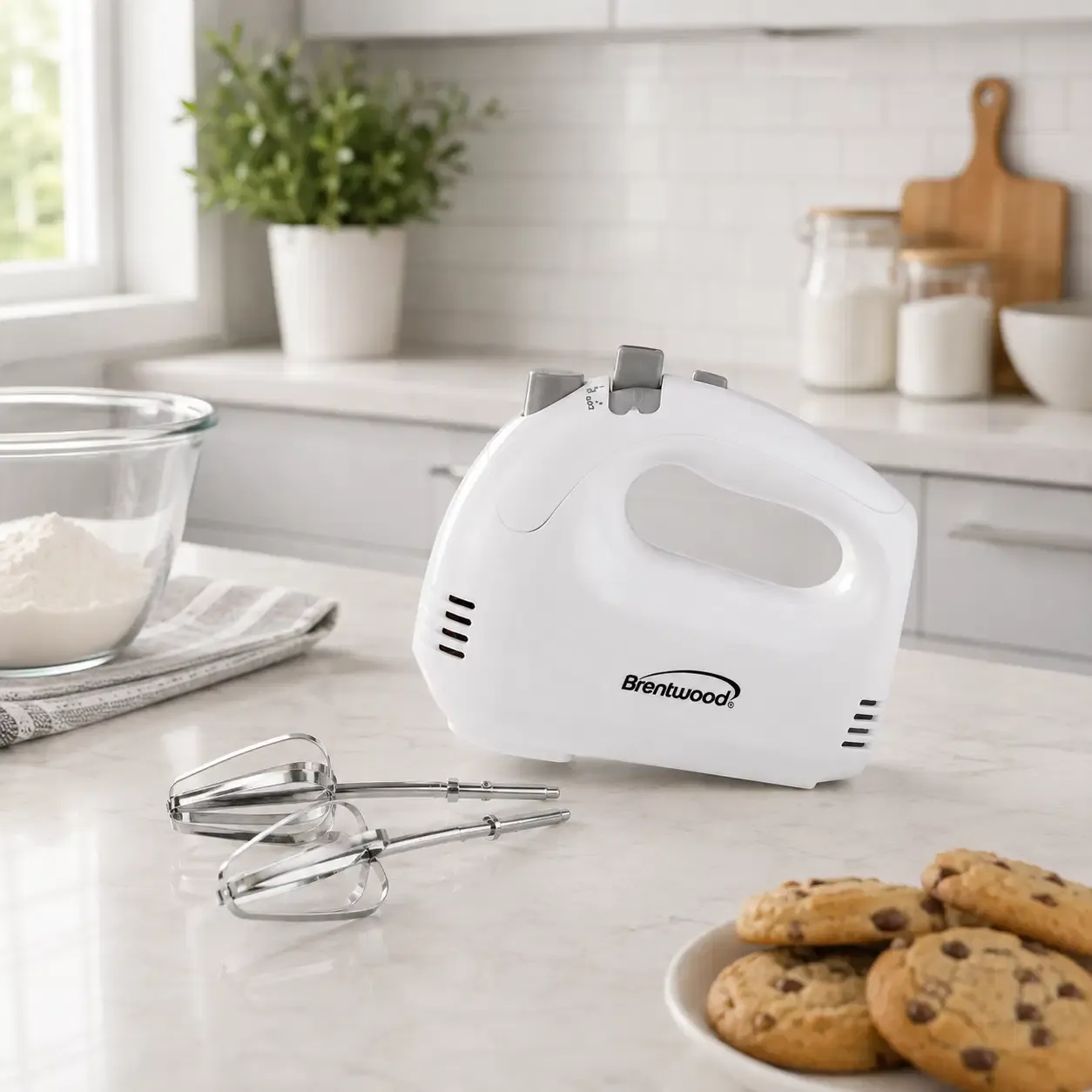 Brentwood Lightweight 5-Speed Electric Hand Mixer with 150W Motor, Chrome-Plated Beaters, White (HM-45)