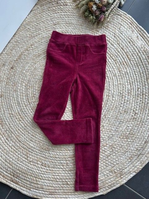 Velours broek non merk. Maat 104 Velours broek non merk. Maat 104