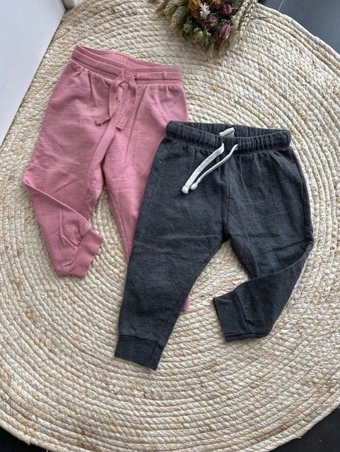 2 joggingbroeken hema en H&M. Maat 92 2 joggingbroeken hema en H&M. Maat 92