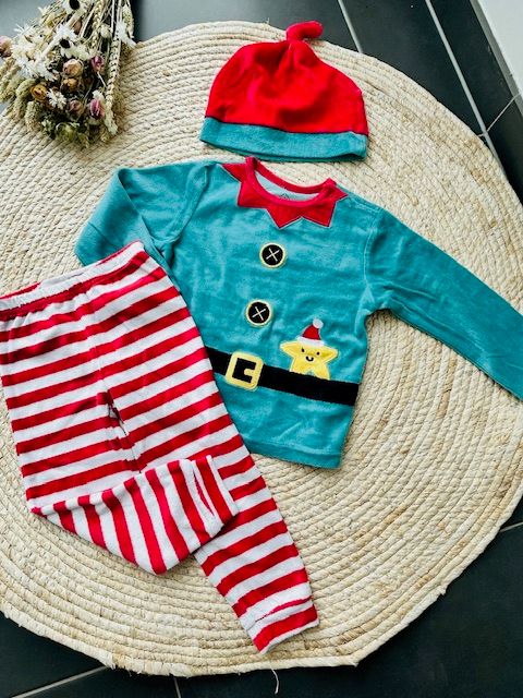 Velours kerst pyjama Non merk. Maat 98 Velours kerst pyjama Non merk. Maat 98