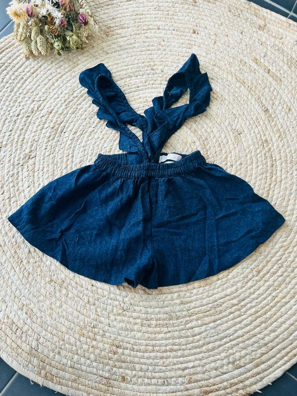 Short met bretellen. Maat 104