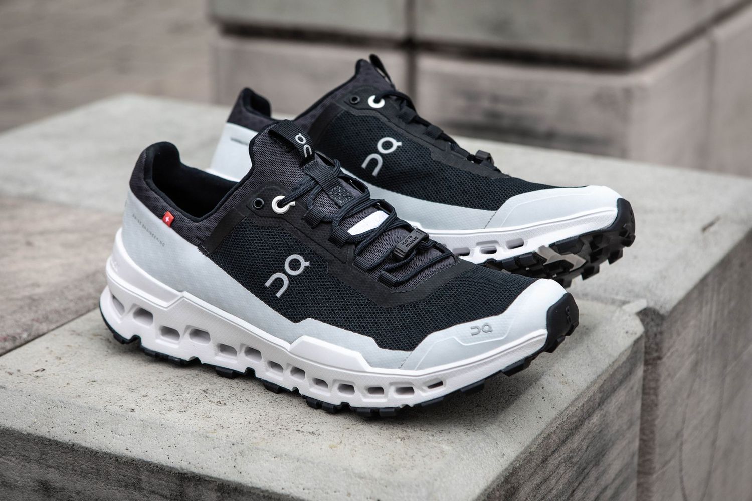 On Running Cloud Ultra Black/White