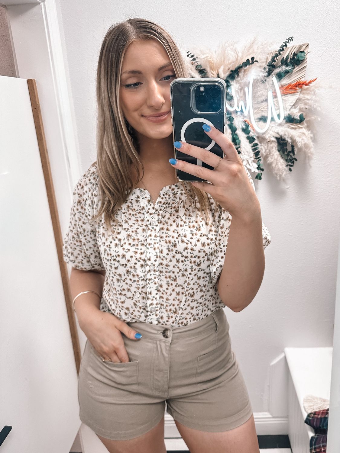 Solid high waist shorts.