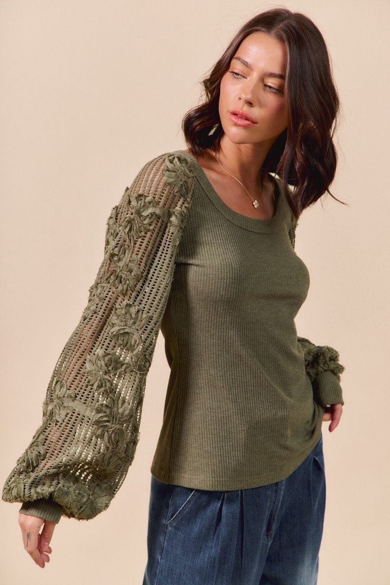 RIB KNIT TOP WITH LACE BALLOON SLEEVES