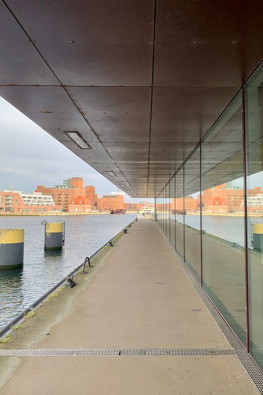 Foto-Druck auf Leinwand - Hansestadt Wismar - Slow Walking Two