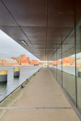 Foto-Druck auf Leinwand - Hansestadt Wismar - Slow Walking Two
