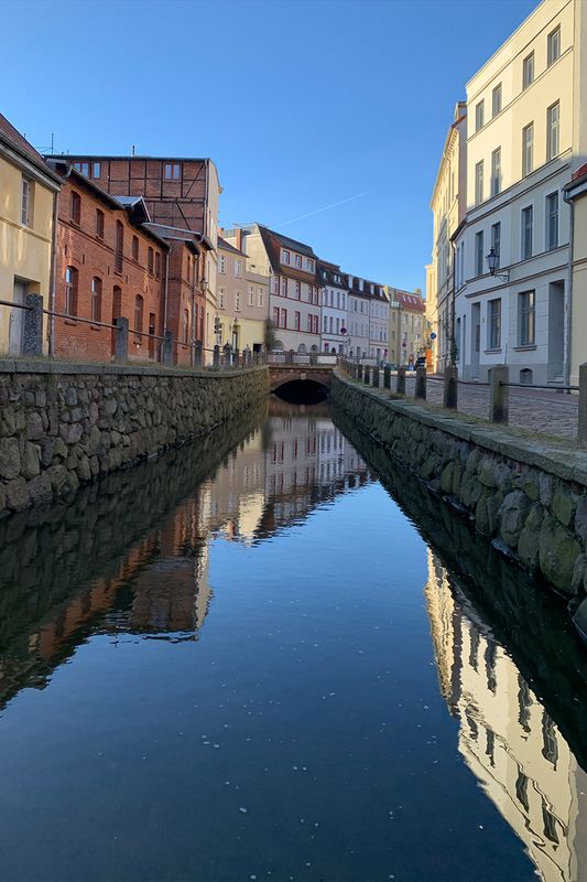 Foto-Druck auf Leinwand - Hansestadt Wismar - Slow Walking Four