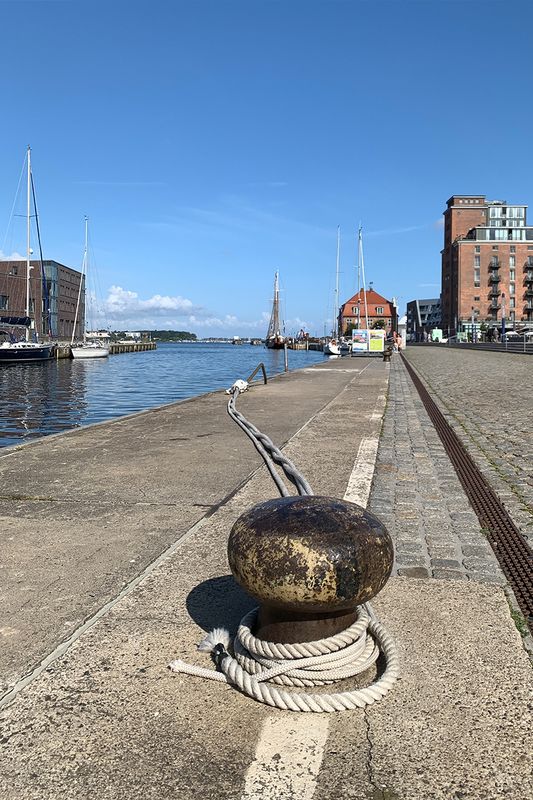 Foto-Druck auf Leinwand - Hansestadt Wismar - Slow Walking Eight