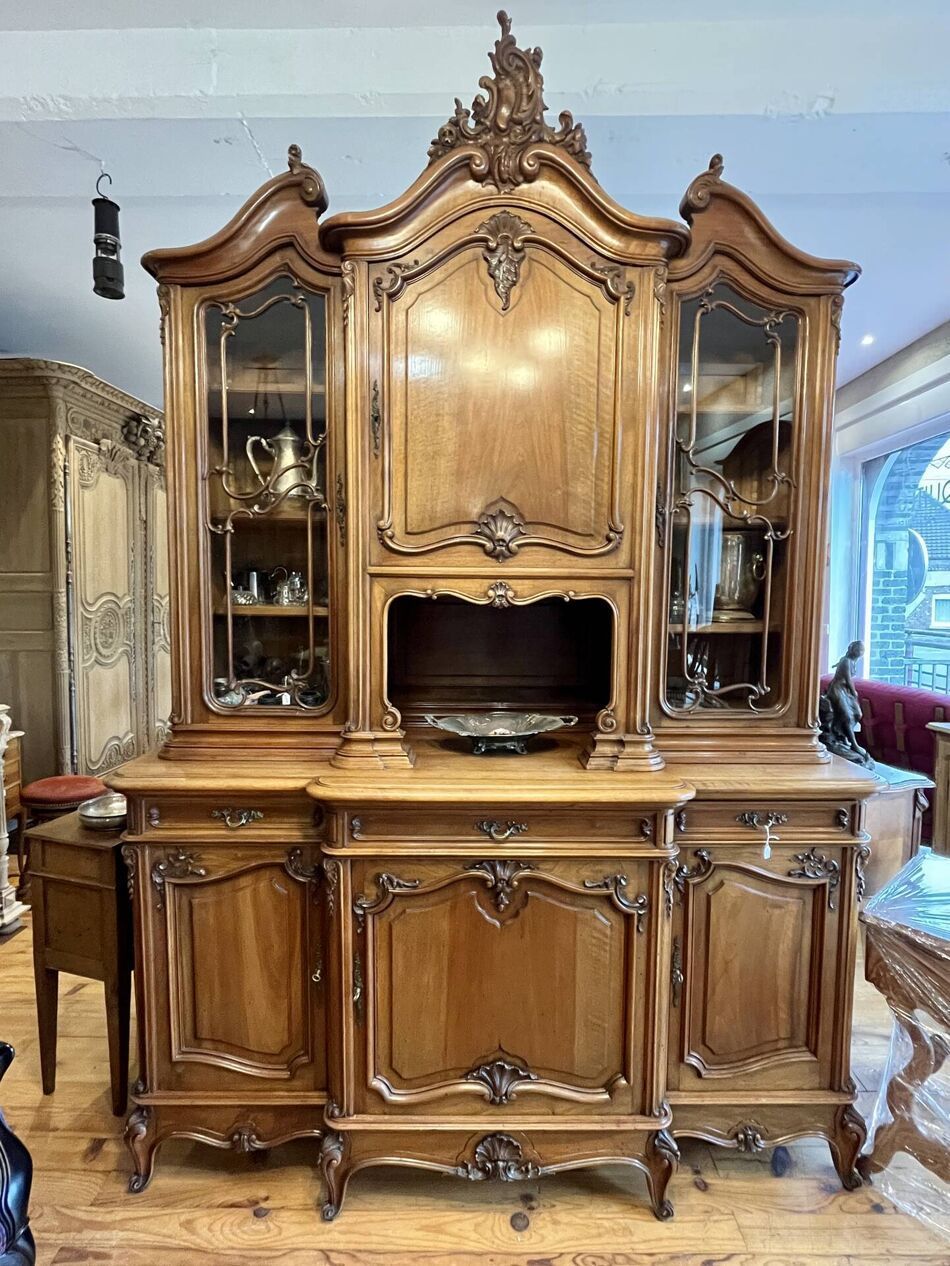 Buffet Noyer style Louis XV Buffet Noyer style Louis XV