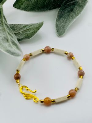 Cream &amp; Marbleized Neutral Summer Bracelet – Diamond-Cut Glass Beads with Antique Gold Accents on Tarnish-Resistant Gold Wire