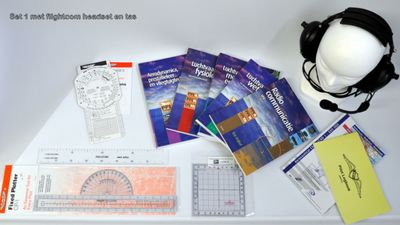 tarterkit voor leerling-piloten met navigatiekaarten, logboek, kneeboard en lesmateriaal – samengesteld voor gebruik in vlieg