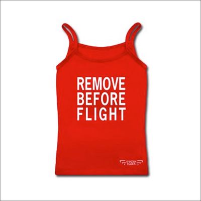 Rode tanktop met witte tekst “Remove Before Flight” – luchtvaartshirt voor dames