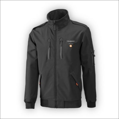 Zwarte softshell pilotenjas met met uw eigen club-embleem op de mouw, geschikt voor luchtvaartliefhebbers en clubleden.