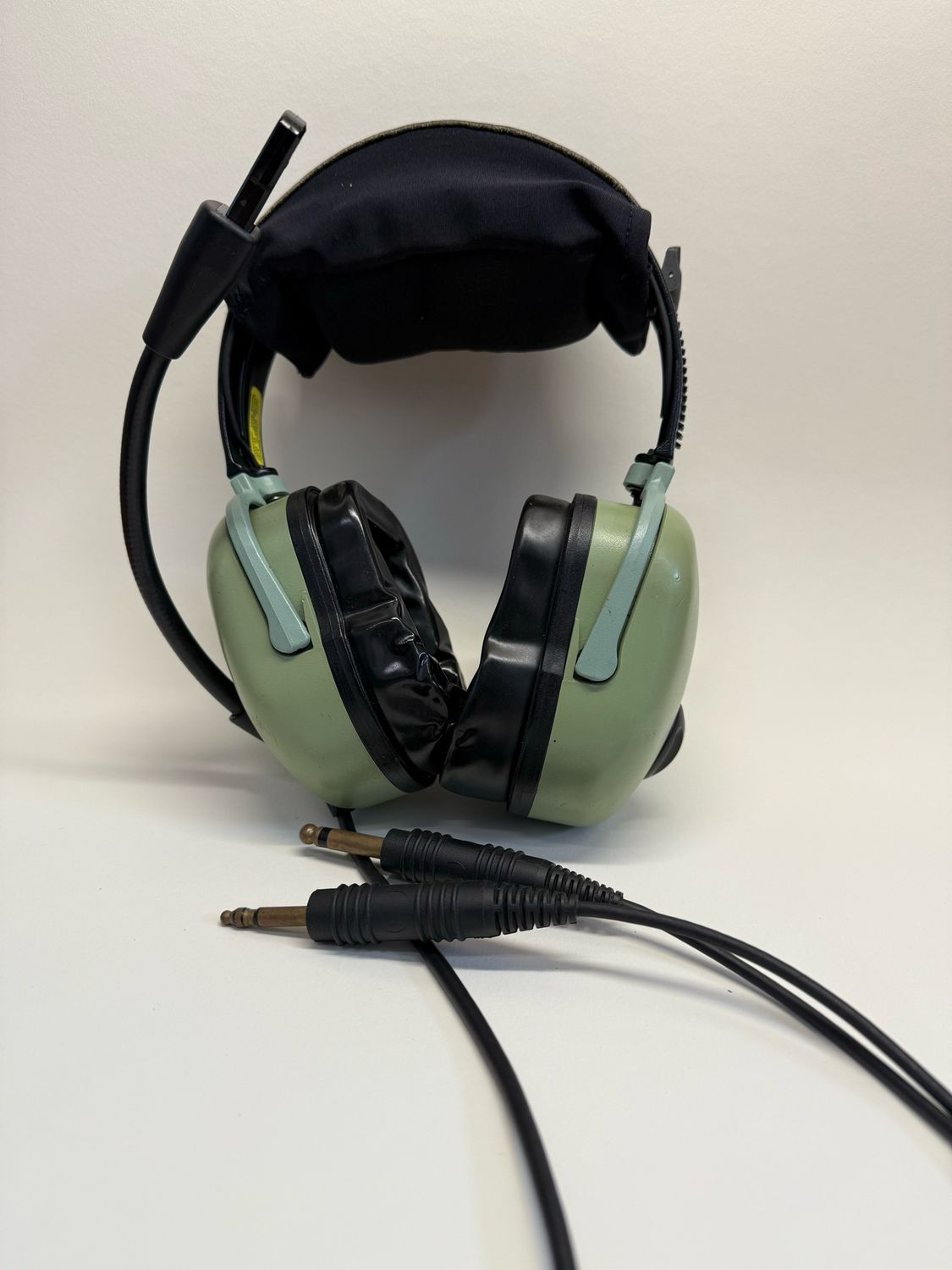 Refurbished David Clark H20-10 aviation headset with gel ear seals – BanAirPilotShop.com
