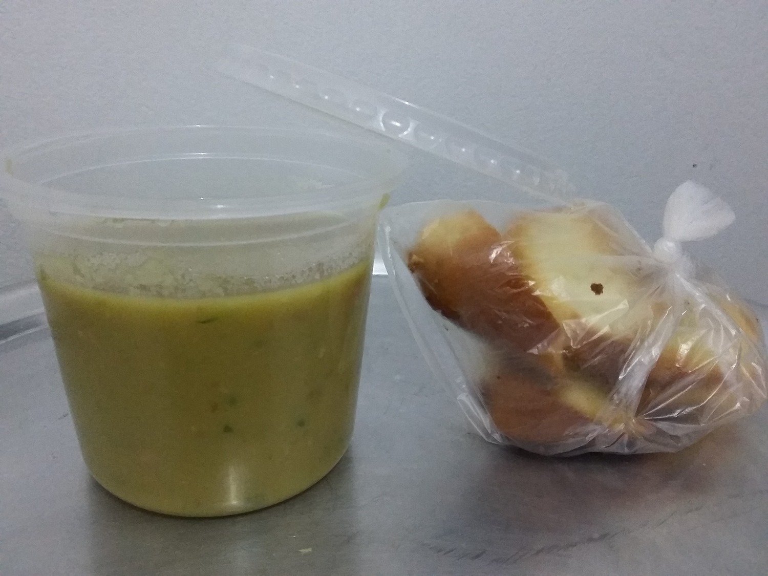 Caldo de ervilha com torradas temperadas