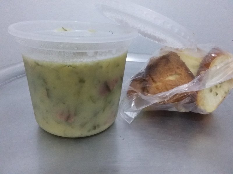 Caldo verde com torradas temperadas