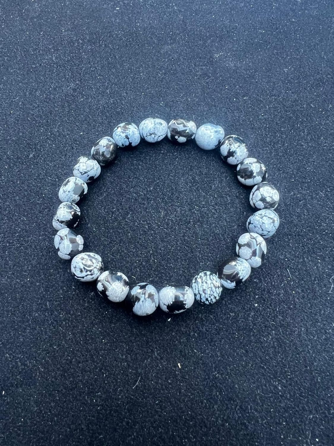 Schneeflocken-Obsidian Armband – Harmonie aus Vulkan und Eis