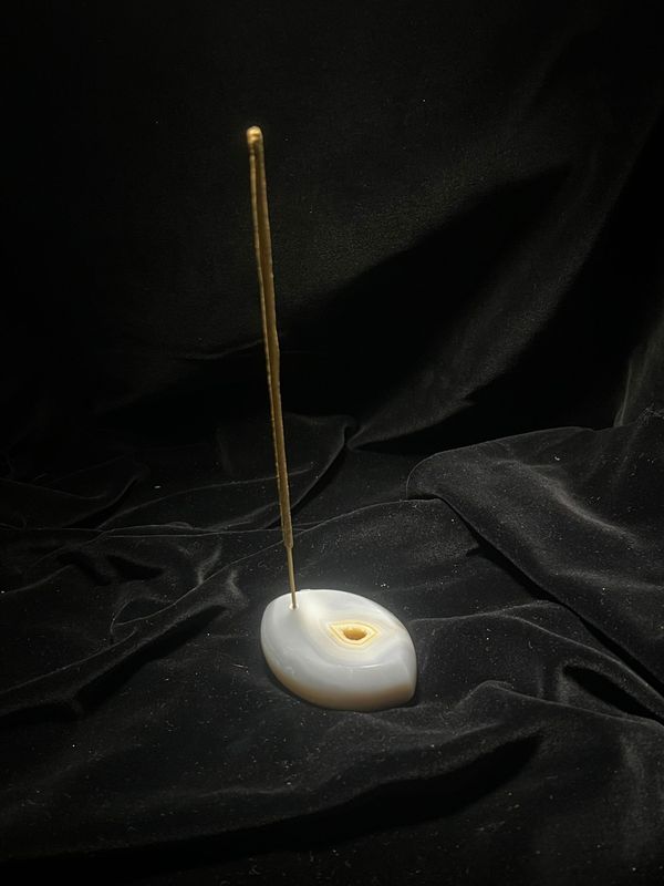 Blauer Chalcedon-Räucherhalter – Sanfte Harmonie und innere Ruhe Blauer Chalcedon-Räucherhalter – Sanfte Harmonie und innere Ruhe