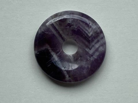 Amethyst Chevron Donut 40 mm – Transformation & innere Klarheit Amethyst Chevron Donut 40 mm – Transformation & innere Klarheit