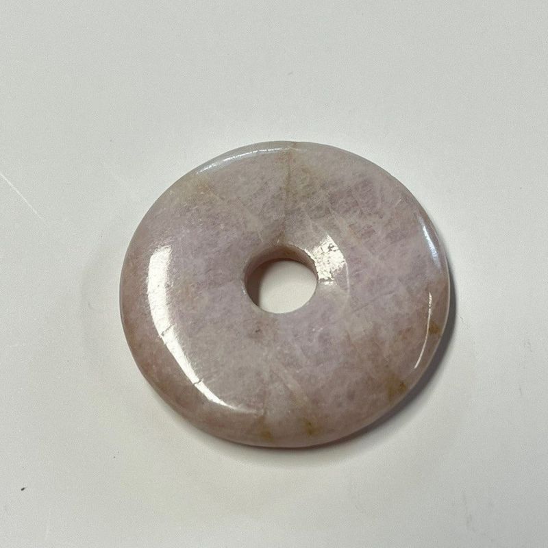 Kunzit Donut 40 mm – Herzöffnung & sanfte Heilung Kunzit Donut 40 mm – Herzöffnung & sanfte Heilung