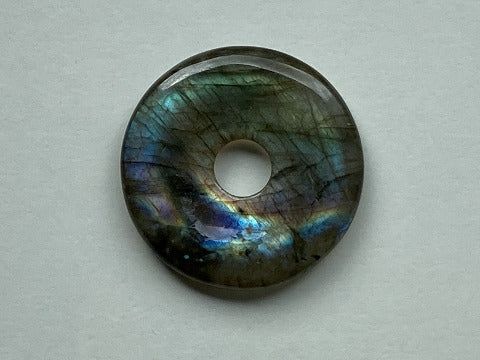 Labradorit Donut 40 mm – Intuition & magischer Schutz
