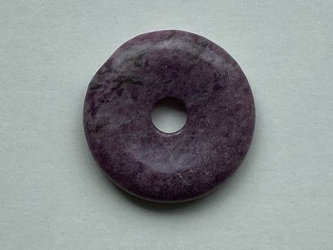 Lepidolith Donut 40 mm – Sanfte Heilung & innerer Frieden Lepidolith Donut 40 mm – Sanfte Heilung & innerer Frieden