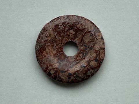 Leopardenjaspis Donut 40 mm – Schutz & innere Stärke