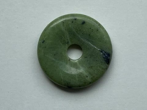 Nephrit-Jade Donut 40 mm – Harmonie & Schutz Nephrit-Jade Donut 40 mm – Harmonie & Schutz