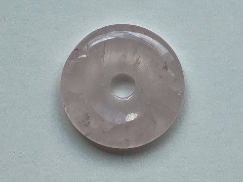 Rosenquarz Donut 40 mm – Liebe & Herzenswärme