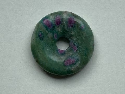 Rubin-Fuchsit Donut 40 mm – Herzenskraft & Harmonie