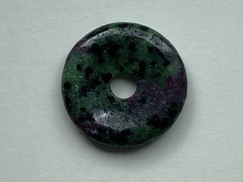 Rubin-Zoisit Donut 40 mm – Leidenschaft & innere Harmonie