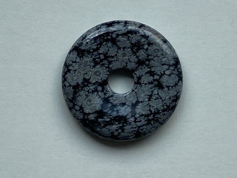 Schneeflockenobsidian Donut 40 mm – Klarheit & innere Reinigung Schneeflockenobsidian Donut 40 mm – Klarheit & innere Reinigung