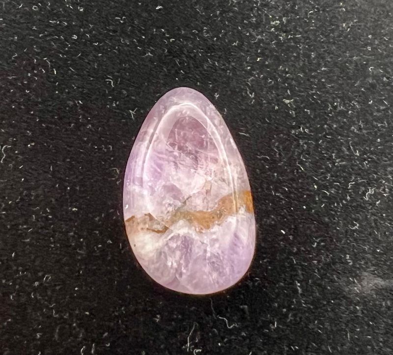 Amethyst Chevron Kettenanhänger – Klarheit, Schutz & innere Stärke