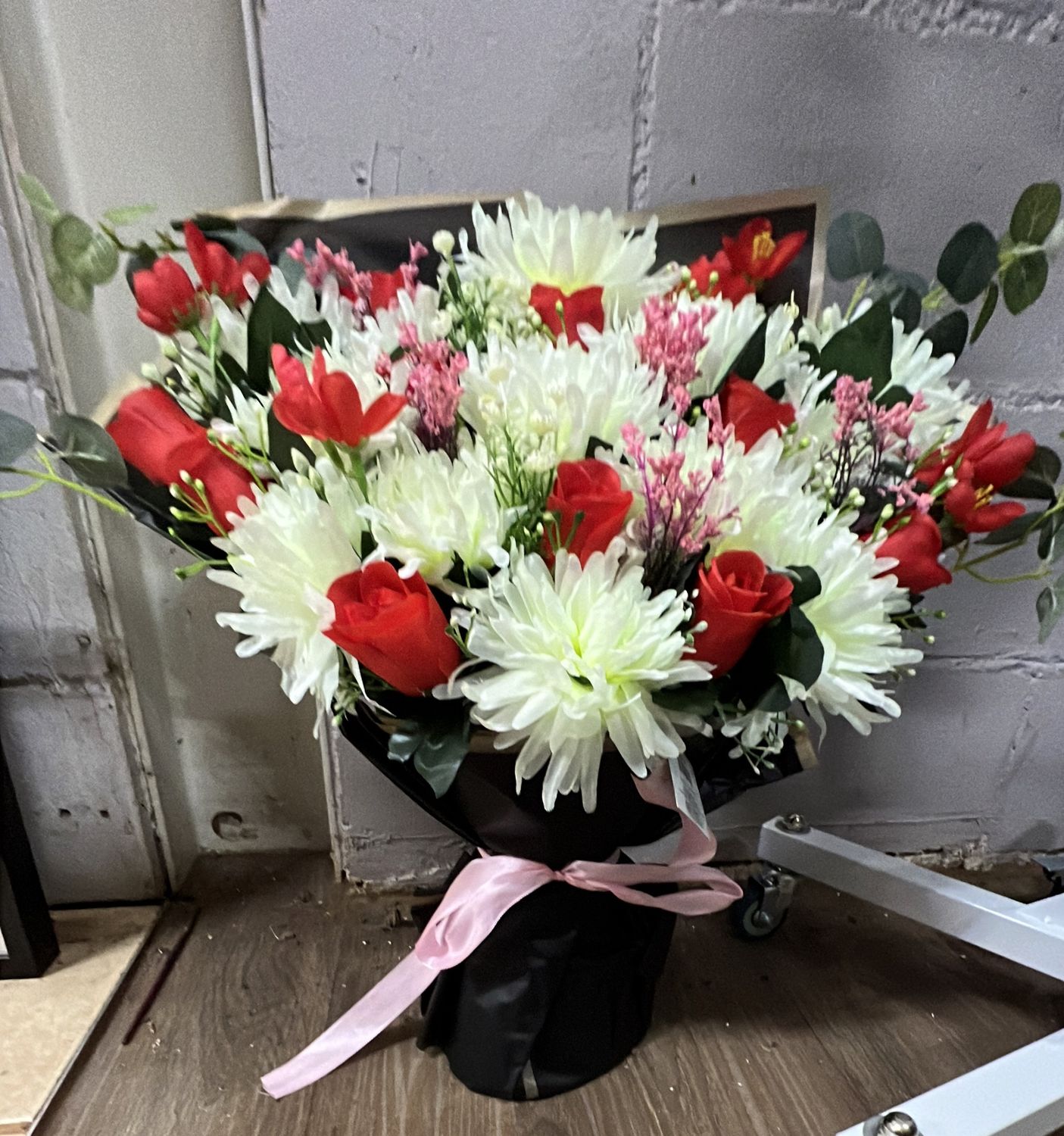 White open mum and red rose bouquet