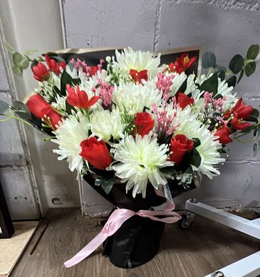 White open mum and red rose bouquet