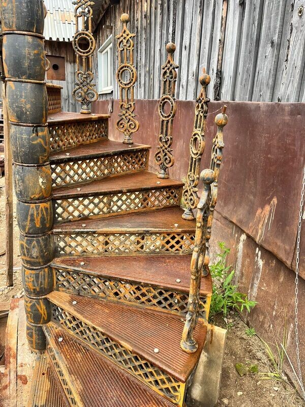 винтовая чугунная лестница XIX века