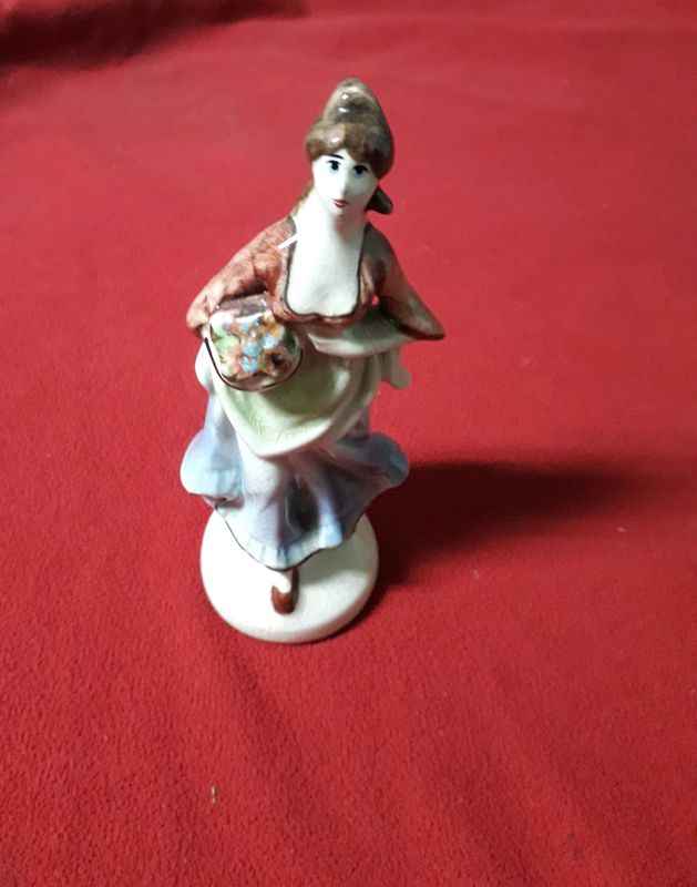 Figurka ceramika kobieta