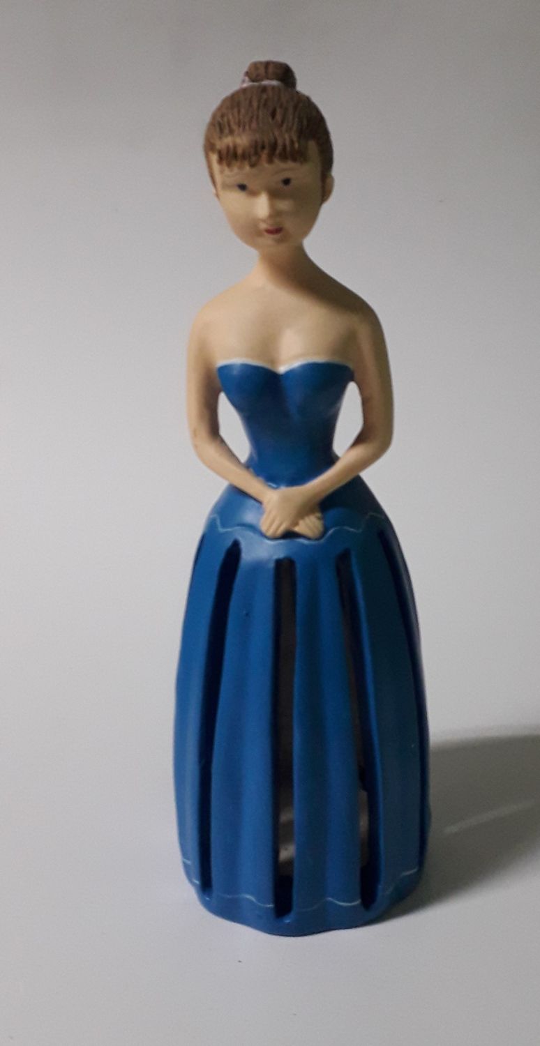 Śliczna figurka ceramiczna dziewczyna