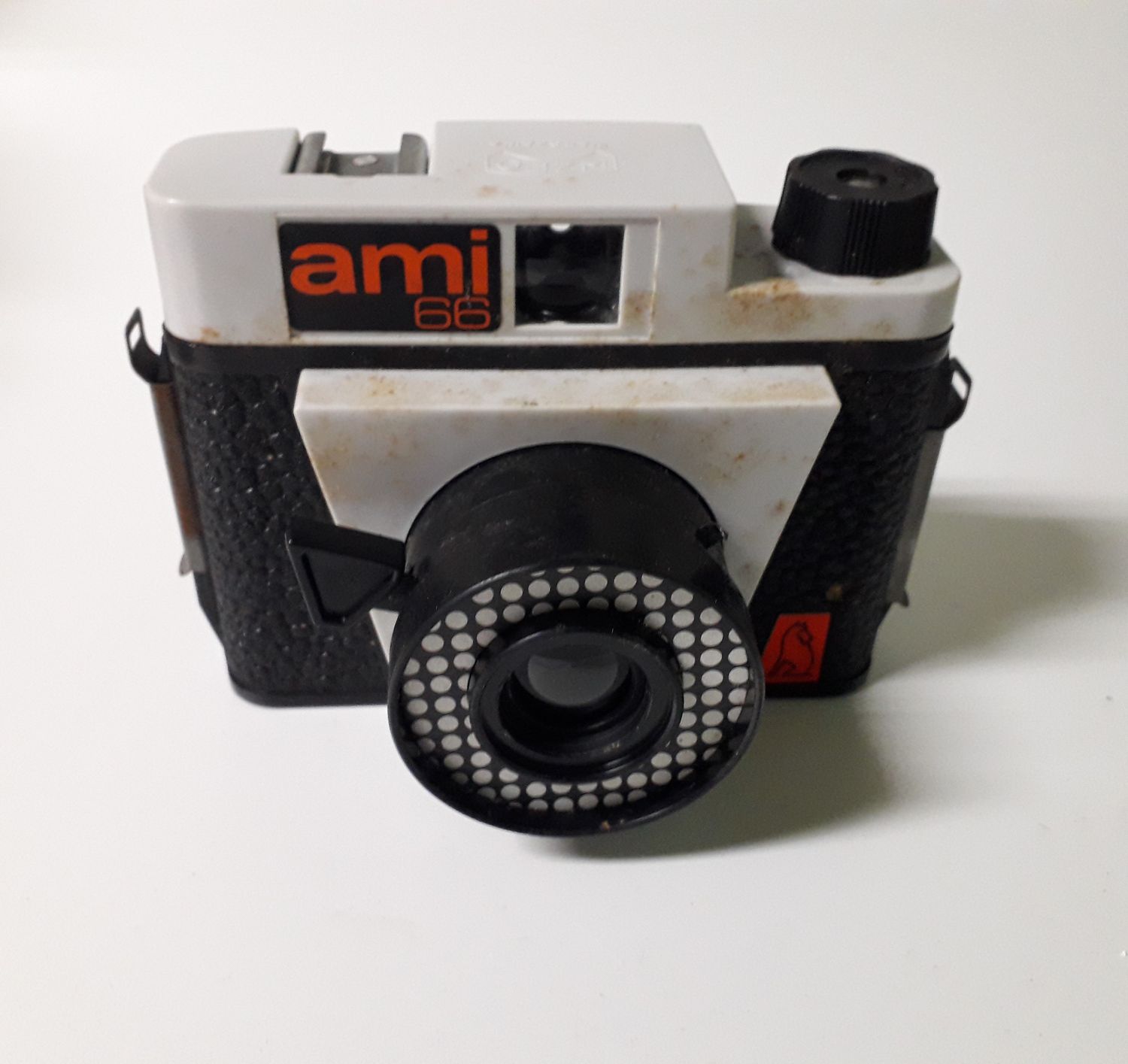 APARAT FOTOGRAFICZNY &#39;&#39;AMI 66 &#39;&#39; W SKÓRZANYM FUTERALE