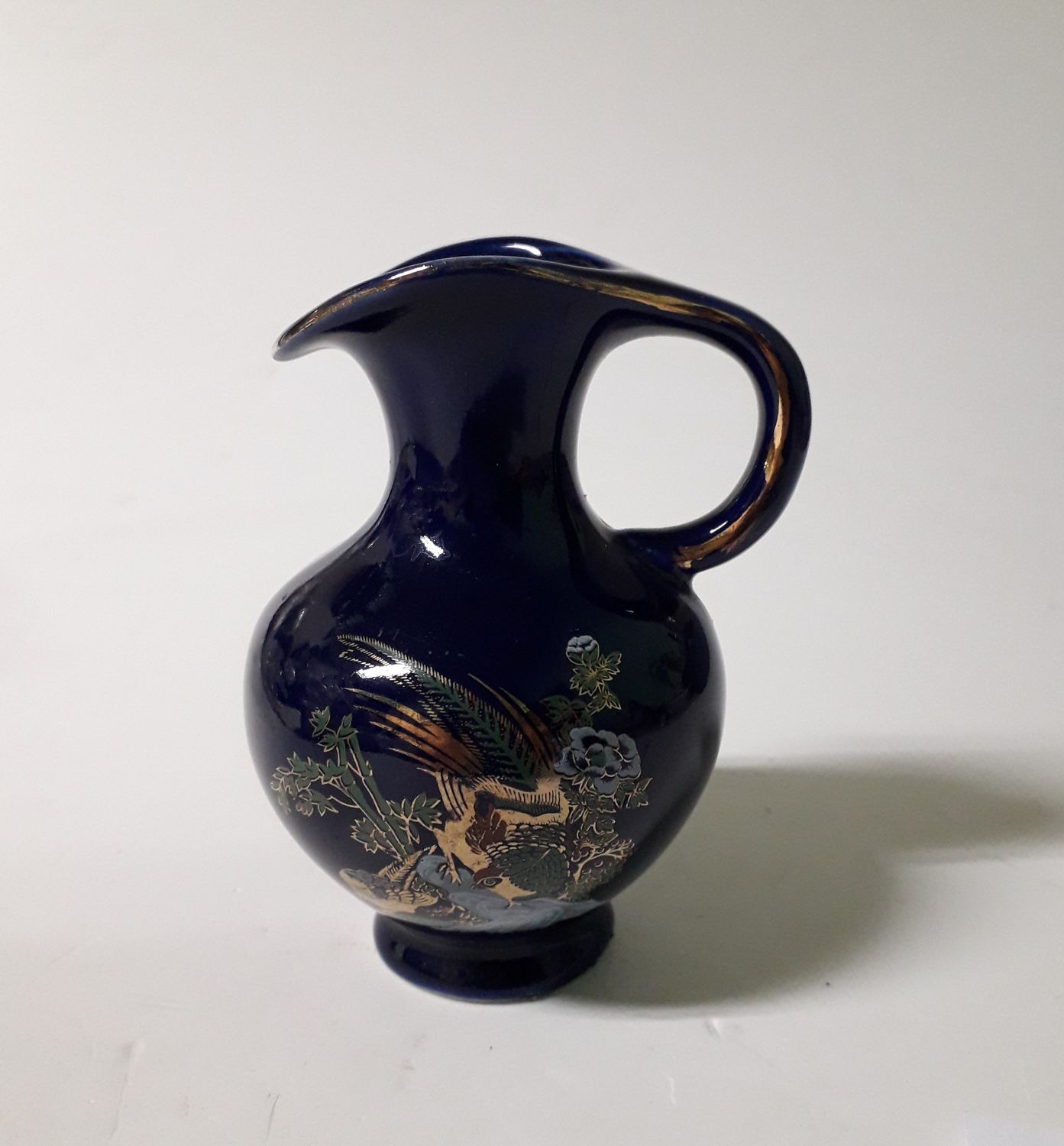 Ceramiczny granatowy mlecznik z zdobieniami