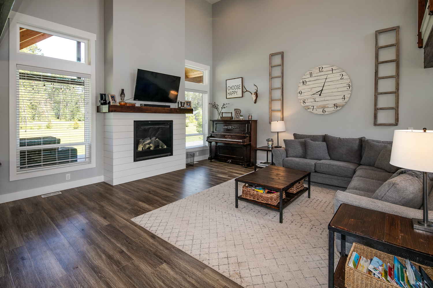 Contemporary Farmhouse 824