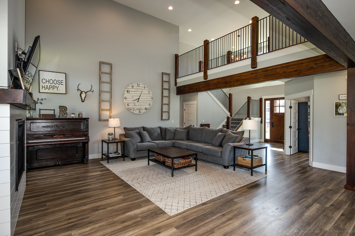 Contemporary Farmhouse 824