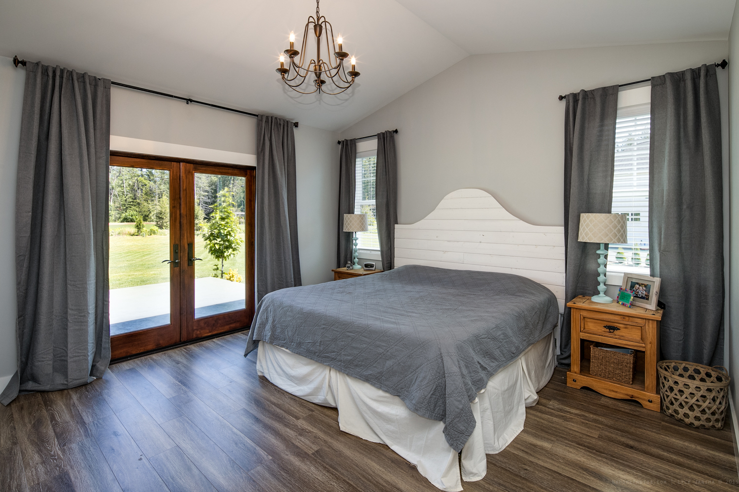 Contemporary Farmhouse 824